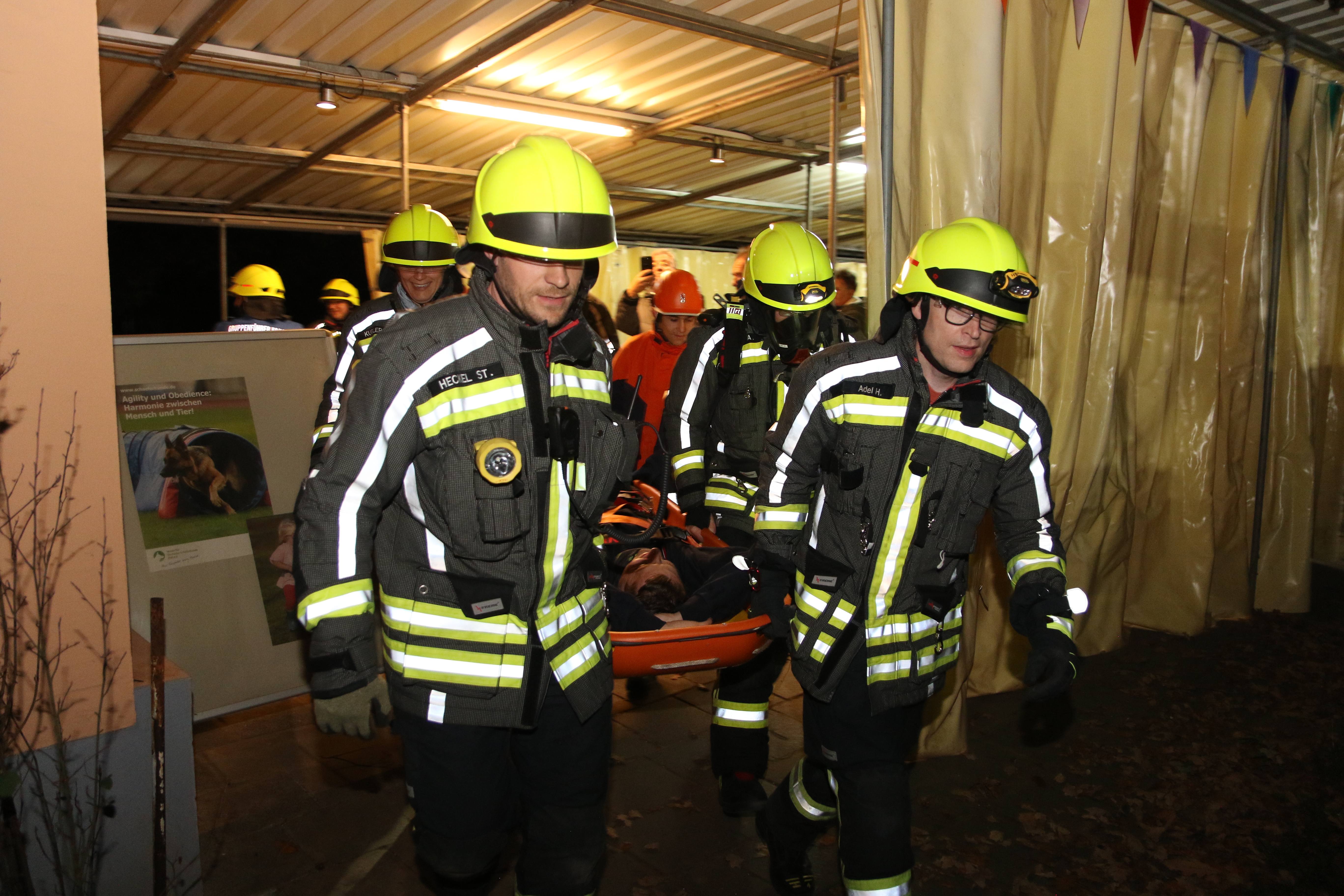auch er wird dem Rettungsdienst zugeführt auch er wird dem Rettungsdienst zugeführt