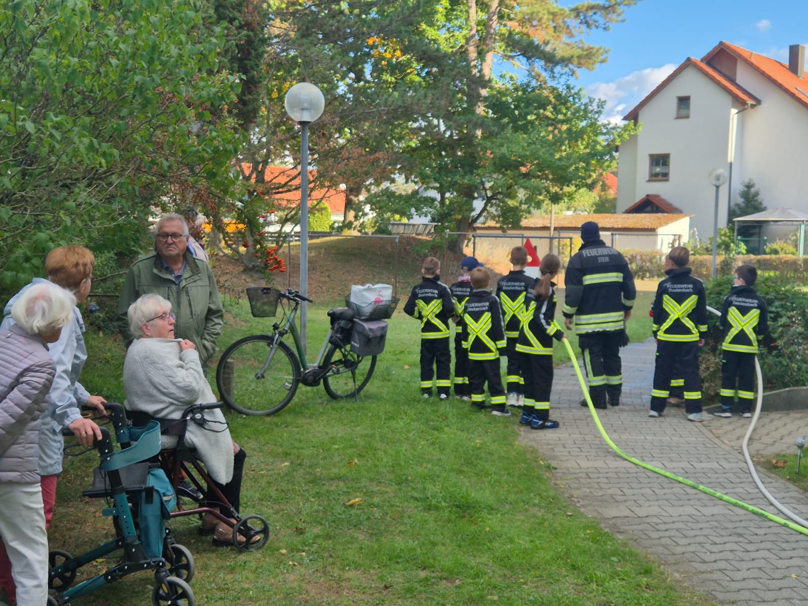 aufmerksamen Beobachter aus der Seniorenwohnanlage aufmerksamen Beobachter aus der Seniorenwohnanlage