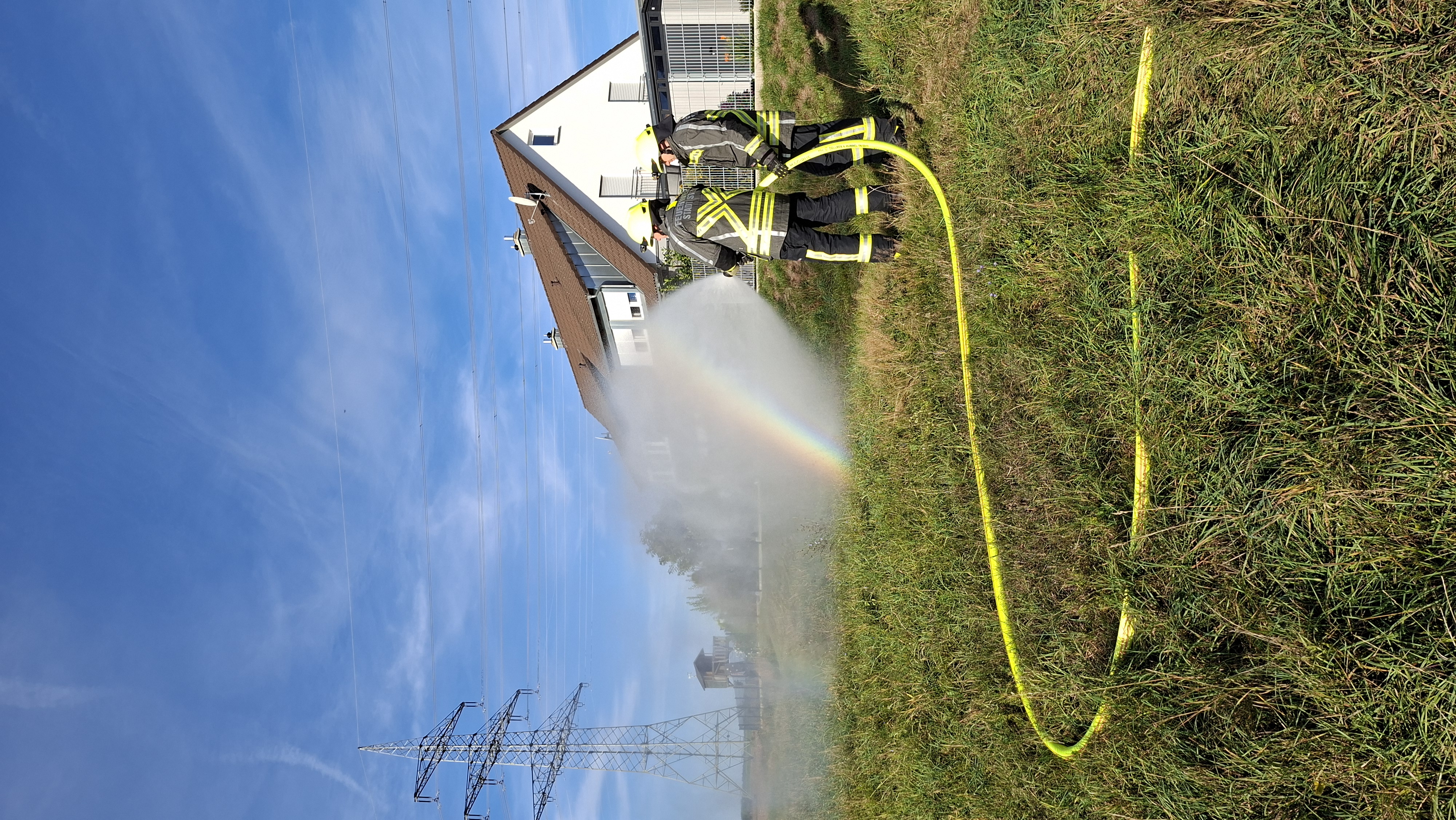 Regenbogen zum Glück nur durch Löschwasser Regenbogen zum Glück nur durch Löschwasser