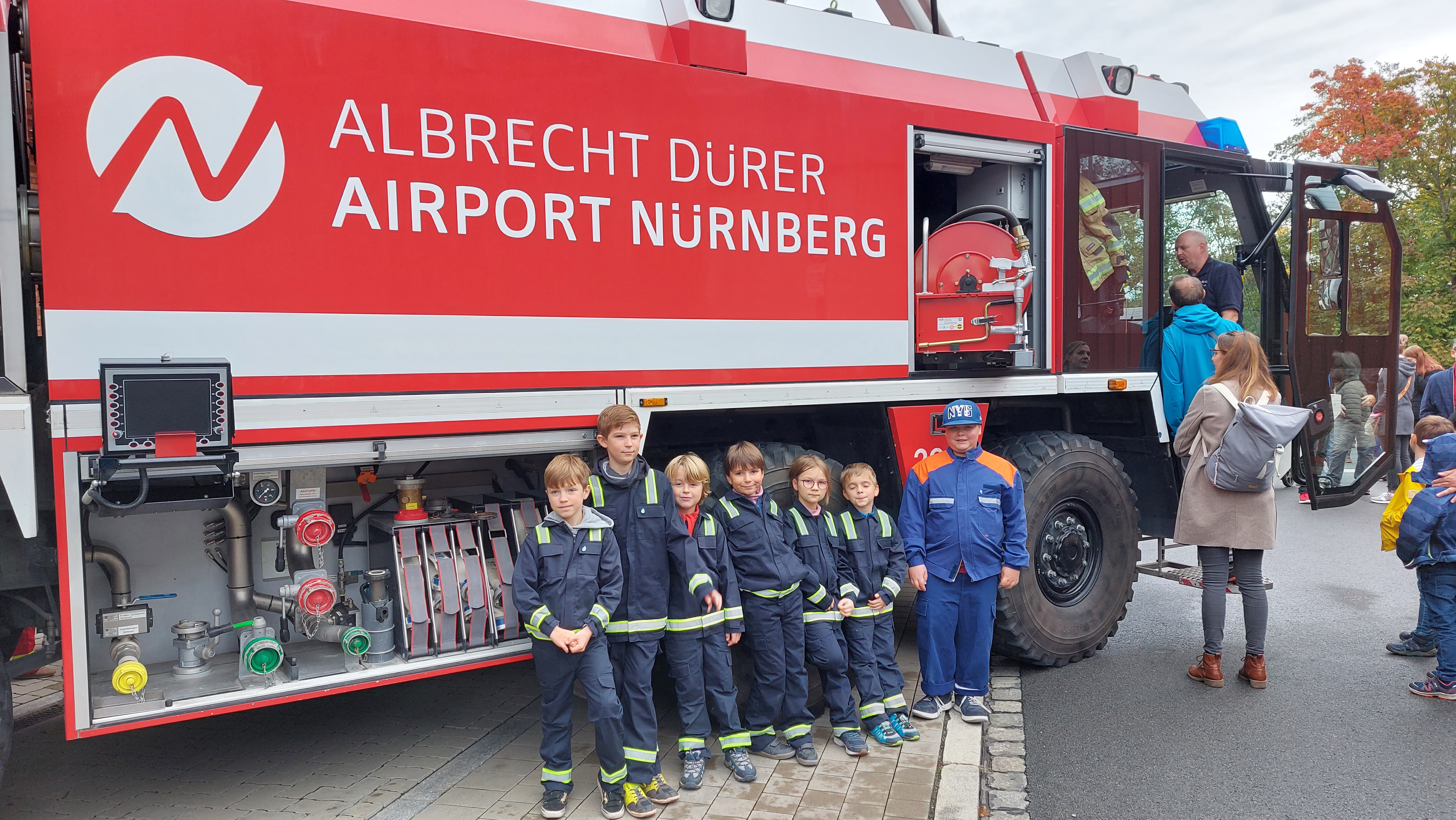 noch ein Gruppenbild vor dem FLF (Flugfeldlöschfahrzeug) des Airport Nürnberg - größer geht's nimmer!